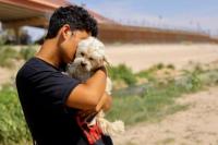 Usai Perjalanan Berbahaya, Migran dan Anjingnya Ucapkan Perpisahan di Perbatasan AS