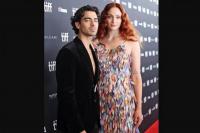 Penampilan Pertama Usai Melahirkan, Sophie Turner Kenakan Gaun Payet Bulu