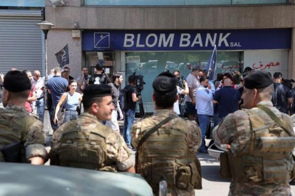 Dua Deposan Bersenjata Ancam Bank Lebanon saat akan Menarik Dana