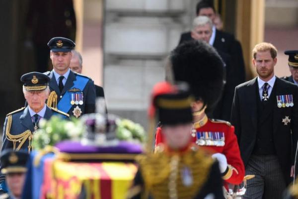 Seperti saat Pemakaman Putri Diana, William dan Harry Kini Berjalan Bersama