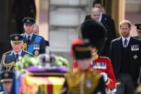 Seperti saat Pemakaman Putri Diana, William dan Harry Kini Berjalan Bersama