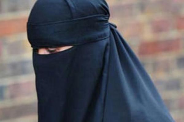 Pensiunan Polisi Perancis Penyerang Gadis-Gadis Berjilbab Hadapi Tuntutan 