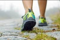 Ilustrasi - jalan santai, salah satu olahraga yang cocok untuk penderita kanker ginjal (Foto: SHUTTERSTOCK)