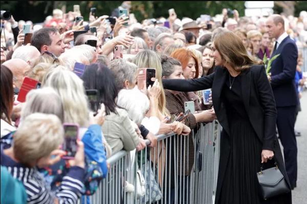 Penampilan Pertama Pangeran William dan Kate Middleton Bergelar Pangeran dan Putri Wales