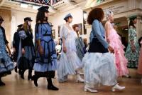 London Fashion Week Dimulai dengan Penghormatan kepada Ratu Elizabeth