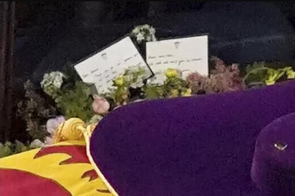 Pangeran William dan Kate Middleton Beri Catatan Tulisan Tangan untuk Ratu Elizabeth