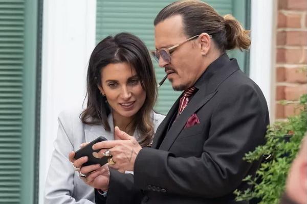 Johnny Depp Berkencan dengan Pengacaranya dari Kasus Pencemaran Nama Baik