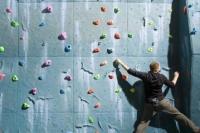 Enam Pemanjat Tebing Indonesia Lolos ke Semifinal IFSC Climbing World 2022