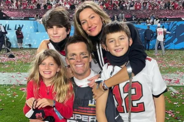 Tanpa Gisele Bunchen, Tiga Anak Tom Brady Beri Pelukan Hangat untuk Sang Ayah