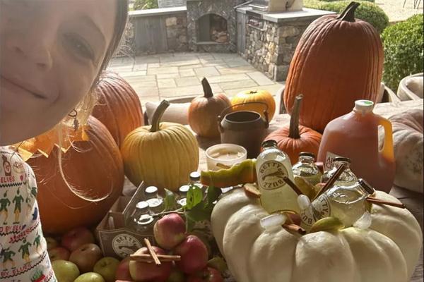 Demi Memasak Roti Labu, Blake Lively Abaikan Telepon dan Email Penting