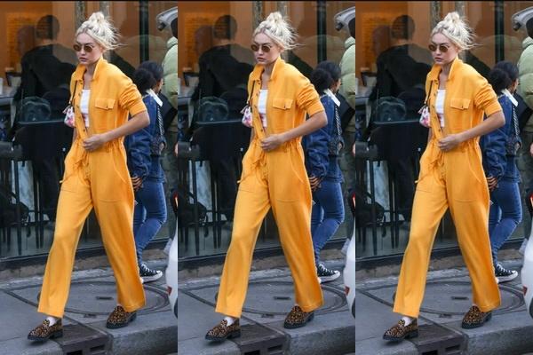 Gigi Hadid Kenakan Jumpsuit Oranye Usai Melenggang di Runway Paris Fashion Week