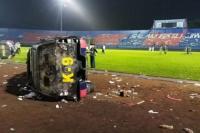 Suporter Serbu Lapangan, Laga Derbi Arema FC - Persebaya Ricuh