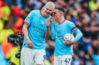 Pemain Manchester City, Erling Haaland dan Phil Foden merayakan gol. (foto: newsunfolded.com)