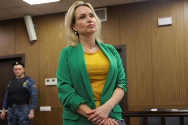 Pemrotes Anti Perang di Televisi Rusia Jadi Buron setelah Melarikan Diri