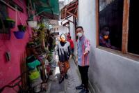 Blusukan Bareng Gibran, Puan Bagikan Bantuan ke Warga Solo