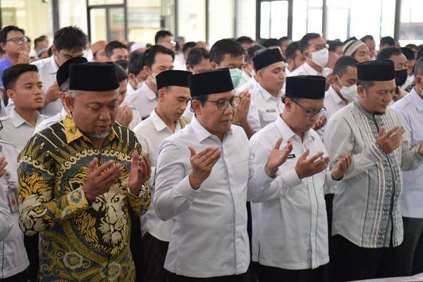 Bersama Pegawai Kemendes, Gus Halim Doakan Korban Insiden Kanjuruhan