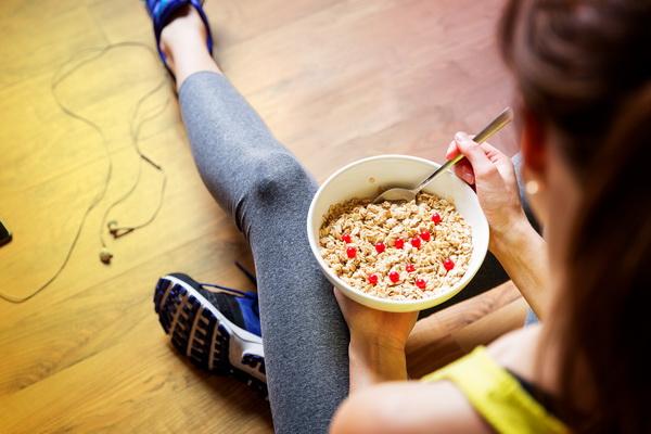 Makan Dianjurkan Sambil Duduk, Kenapa?