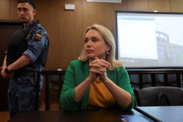 Wartawan Rusia yang Melarikan Diri dari Tahanan Rumah Mengaku Tidak Bersalah