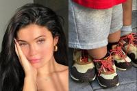 Kylie Jenner Unggah Foto Putra Kedua Pakai Sneaker Bertali Merah, Menggemaskan!