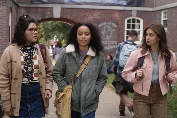 Tontonan Halloween Hocus Pocus 2, Penyihir Sanderson Bingung Kembali ke Zaman Modern