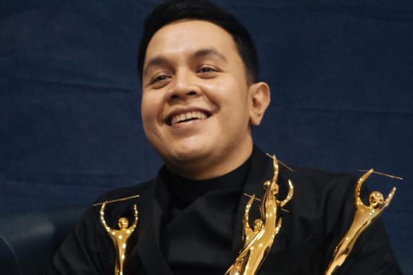 Tulus Bawa Pulang 7 Piala AMI Awards Untuk Album "Manusia"