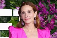 Penampilan Merah Muda dan Senyum Menawan Julia Roberts di Premiere Ticket to Paradise