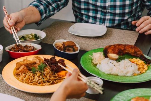 Kebiasaan Makan Banyak Tingkatkan Resiko Kanker 30 Persen