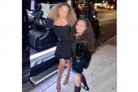 Mariah Carey dan Putrinya Tampil Kembaran dengan Gaya Rambut Ikal Kepang