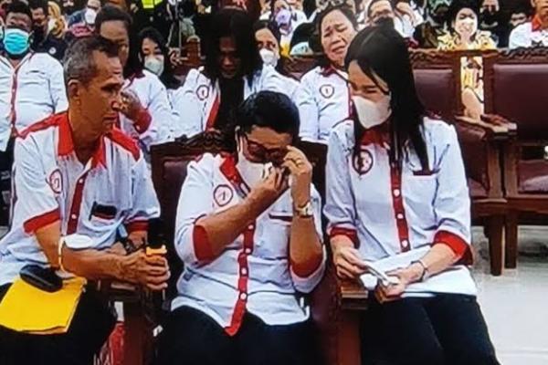 Histeris, Tangis Ibu Brigadir J Pecah di Persidangan 