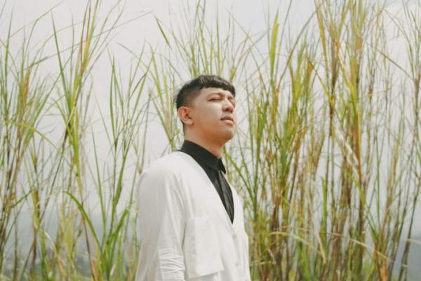 "Menjadi Manusia": Kidung Nestapa Seorang Donne Maula