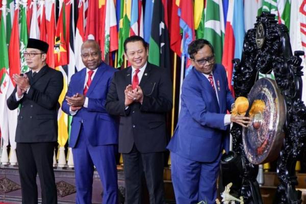 Ketua MPR dan Menkopolhukam Buka Konferensi Internasional MPR Dunia
