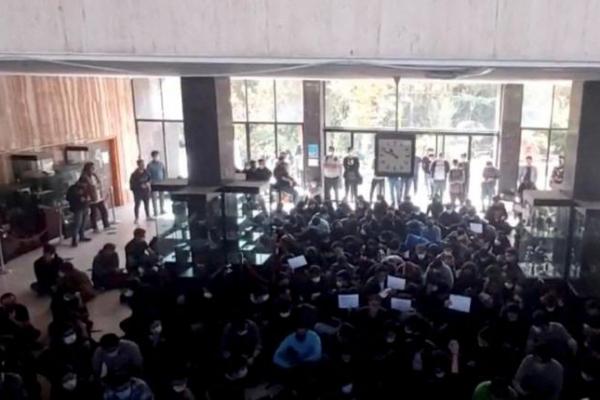 Lanjutkan Protes, Mahasiswa Menentang Ultimatum Pengawal Revolusi Iran