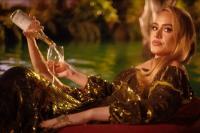 Rilis Video Musik I Drink Wine, Adele Mengapung di Sungai sambil Minum Anggur