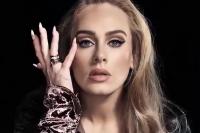 Kenakan Tampilan Fendi, Adele Dukung Rihanna di Super Bowl 2023