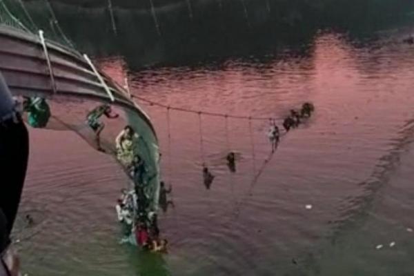 Korban Tewas Jembatan Gantung Runtuh di India Barat Jadi 90 Orang