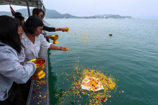 Abu Anak Korban Pembantaian Massal Thailand Dilarung ke Laut