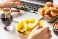 Tips Ngemil Sehat yang Nggak Bikin Badan Kamu Gemuk