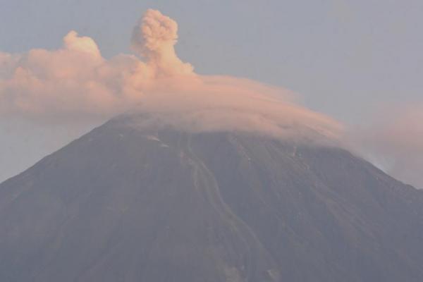 Semeru Semburkan Abu Vulkanik Satu Kilometer di Atas Mahameru 