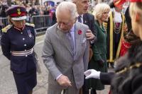 Resmikan Patung Ratu Elizabeth, Raja Charles dan Ratu Camilla Dilempar Telur