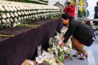 Beri Penghormatan untuk Korban Tragedi Itaewon, Puan Letakkan Karangan Bunga