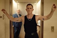 Gaya Seksi dan Maskulin Daniel Craig Menari di Kampanye Terbaru Iklan Vodka