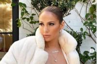 Dekat di Hati, Jennifer Lopez Kenakan Kalung Berinisial Namanya dan Ben Affleck