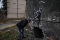 Banksy Pamerkan Mural Baru di Kota Ukraina yang Dilanda Perang