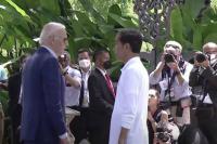 Momen Joe Biden Tersandung di Anak Tangga dan Jokowi Menolongnya