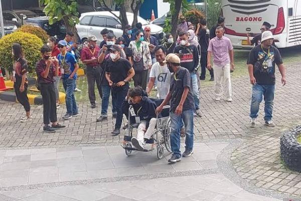Korban Kanjuruhan Datangi LPSK, Ada Yang Gunakan Kursi Roda