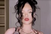 Seksi! Rihanna Kenakan Gaun Korset Lingerie Savage X Fenty dengan Sepatu Boot