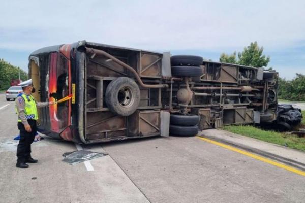 Bus dan sebuah mobil alami kecelakaan di ruas tol Cipali, Palimanan, Cirebon (foto: tvOne) 
