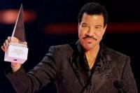 Lionel Richie Sabet AMA Icon Award di American Music Awards 2022