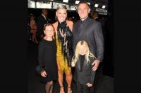 Pink Boyong Suami dan Dua Anaknya di Red Carpet American Music Awards 2022