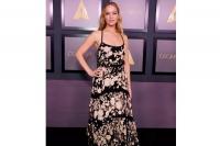 Jennifer Lawrence Memukau dalam Gaun Black Floral Dior di Governors Ball